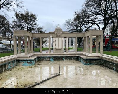 Old Steine Gardens, Brighton, Großbritannien - 16. November 2022: Eine Möwe, die auf dem Brighton war Memorial mit seinem Wasserbrunnen steht. Stockfoto