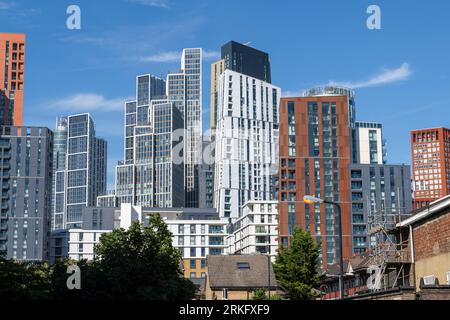 Neue Turmblöcke in der Gegend von Nine Elms im Süden Londons. Die Wolkenkratzer sind Teil eines größeren Sanierungsprojekts von Battersea und Nine Elms. Die sind Stockfoto