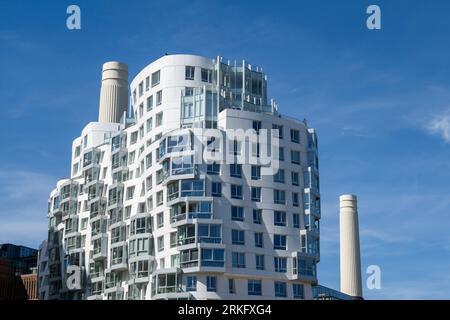 Prospektplatz mit den Schornsteinen des Battersea Kraftwerks im Hintergrund. Der von Gehry Partners entworfene Prospect Place ist Teil eines größeren Red Stockfoto