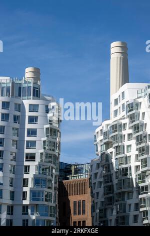 Prospektplatz mit den Schornsteinen des Battersea Kraftwerks im Hintergrund. Der von Gehry Partners entworfene Prospect Place ist Teil eines größeren Red Stockfoto