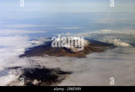 Bildnummer: 55470568  Datum: 14.05.2011  Copyright: imago/Xinhua (110617) --  , June 17, 2011 (Xinhua) -- Photo taken on May 14, 2004 shows the birdview of the Mont Kilimanjaro. At 5896m, Kilimanjaro is the highest point in Africa. In 1987, the Kilimanjaro National Park was listed as an UNESCO World Heritage.  (Xinhua/Fei Maohua)(srb) FRANCE-PARIS-UNESCO-WORLD HERITAGE COMMITTEE-35TH SESSION-BACKGROUND PUBLICATIONxNOTxINxCHN Reisen Highlight xub 2011 quer o0 Tansania Totale Luftbild  Landschaft Wolken FRA    Bildnummer 55470568 Date 14 05 2011 Copyright Imago XINHUA  June 17 2011 XINHUA Photo Stock Photo