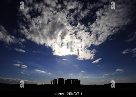 Bildnummer: 55470564  Datum: 12.05.2011  Copyright: imago/Xinhua (110617) --  , June 17, 2011 (Xinhua) -- Photo taken on May 12, 2011 shows the Stonehenge at Wilshire of Salisbury Plain, England. Located at Wilshire of Salisbury Plain, the stonehenge is formed by stone circle and henge circle and believed to be built before 2300 BC and had a history of more than 4300 years. In 1996, it was listed as a UNESCO World Heritage.  (Xinhua/Zeng Yi)(srb) FRANCE-PARIS-UNESCO-WORLD HERITAGE COMMITTEE-35TH SESSION-BACKGROUND PUBLICATIONxNOTxINxCHN Reisen Highlight xub 2011 quer o0 Gegenlicht Totale    Bi Stock Photo