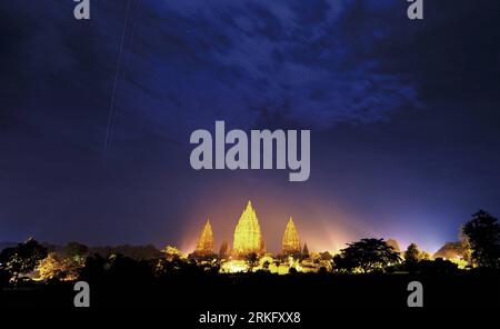 Bildnummer: 55470578  Datum: 14.05.2011  Copyright: imago/Xinhua (110617) -- BEIJING, June 17,   (Xinhua) -- Photo taken on May 14, 2011 shows the night view of Prambanan Temple Compounds at 16 kilometers northeast of Yogjakarta in Indonesia s Central Java province. Prambanan Temple Compounds was built in 10th century and is considered as the most magnificent Hindu temple whin this country. (Xinhua/Jiang Fan)(srb) FRANCE-PARIS-UNESCO-WORLD HERITAGE COMMITTEE-35TH SESSION-BACKGROUND PUBLICATIONxNOTxINxCHN Reisen Highlight xub   quer o0 Totale nachts Indien Gebäude    Bildnummer 55470578 Date 14 Stock Photo