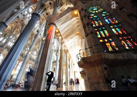 Bildnummer: 55470574  Datum: 18.05.2011  Copyright: imago/Xinhua (110617) --  , June 17, 2011 (Xinhua) -- Photo taken on May 18, 2011 shows visitors in the Sagrada Familia, major work of Catalan architect Gaudi, in Bacelona. The famous unfinished works of Antoni Gaudi is presently the only uncomplete building but on the list of UNESCO World Heritage.  (Xinhua/Chen Haitong)(srb) FRANCE-PARIS-UNESCO-WORLD HERITAGE COMMITTEE-35TH SESSION-BACKGROUND PUBLICATIONxNOTxINxCHN Reisen Highlight xub 2011 quer o0 Kirche Innen Spanien Gebäude    Bildnummer 55470574 Date 18 05 2011 Copyright Imago XINHUA  J Stock Photo