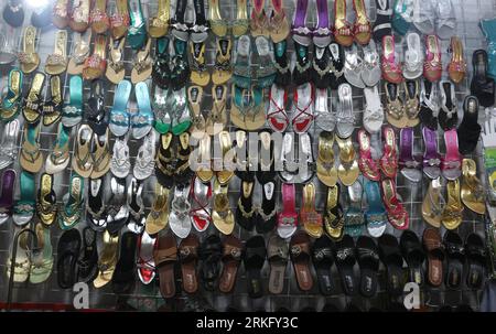 Bildnummer: 55481676  Datum: 18.06.2011  Copyright: imago/Xinhua (110618) -- KANDAHAR, June 18, 2011 (Xinhua) -- Women clothes are seen at a shop in the women s section of the bazaar in Kandahar Province, Afghanistan, on May 10, 2011. (Xinhua/Ahmad Massoud) AFGHANISTAN-KANDAHAR-SHOPPING PUBLICATIONxNOTxINxCHN Gesellschaft xcb 2011 quer o0 Land, Leute, Wirtschaft, Einzelhandel, Laden, Geschäft, Schuhe,. Schuhladen    Bildnummer 55481676 Date 18 06 2011 Copyright Imago XINHUA  Kandahar June 18 2011 XINHUA Women Clothes are Lakes AT a Shop in The Women S Section of The Bazaar in Kandahar Province Stockfoto