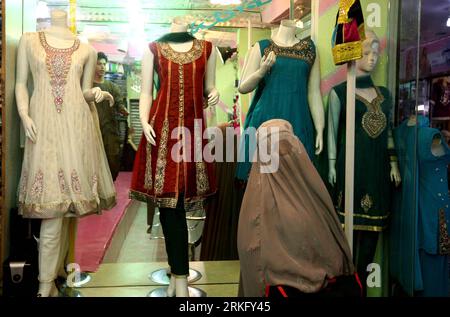 Bildnummer: 55481673  Datum: 18.06.2011  Copyright: imago/Xinhua (110618) -- KANDAHAR, June 18, 2011 (Xinhua) -- Afghan women do shopping in the women s section of the bazaar in Kandahar Province, Afghanistan, on May 10, 2011. (Xinhua/Ahmad Massoud) AFGHANISTAN-KANDAHAR-SHOPPING PUBLICATIONxNOTxINxCHN Gesellschaft xcb 2011 quer o0 Land, Leute, Wirtschaft, Einzelhandel, Laden, Geschäft, kleidung, frau    Bildnummer 55481673 Date 18 06 2011 Copyright Imago XINHUA  Kandahar June 18 2011 XINHUA Afghan Women Do Shopping in The Women S Section of The Bazaar in Kandahar Province Afghanistan ON May 10 Stockfoto