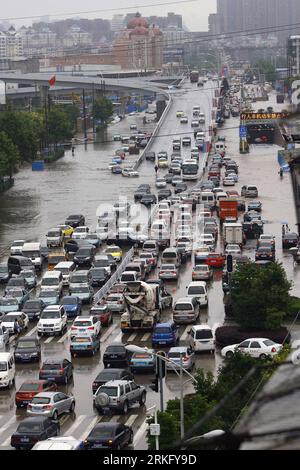 Bildnummer: 55492381  Datum: 18.06.2011  Copyright: imago/Xinhua (110618) -- WUHAN, June 18, 2011 (Xinhua) -- Vehicles are stranded due to the floodwater in downtown Wuhuan, capital of central China s Hubei Province, June 18, 2011. A downpour flooded Wuhuan Saturday, where traffic was temporarily halted on several roads. (Xinhua/Deng Gang) (hdt) #CHINA-WUHAN-FLOODS (CN) PUBLICATIONxNOTxINxCHN Gesellschaft Naturkatastrophe Hochwasser Flut Regen Wetter xng 2011 hoch premiumd o0 Totale    Bildnummer 55492381 Date 18 06 2011 Copyright Imago XINHUA  Wuhan June 18 2011 XINHUA VEHICLES are stranded D Stock Photo