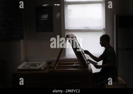 Bildnummer: 55492406  Datum: 19.08.2010  Copyright: imago/Xinhua (110618) -- BEIJING, June 18, 2011 (Xinhua) -- The file photo taken on Aug. 19, 2010 shows an artist creating print in the Guanlan Original Printmaking Base in Shenzhen, south China s Guangdong Province. (Xinhua/Lu Hanxin) CHINA-GUANGDONG-SHENZHEN-CITY OF DESIGN (CN) PUBLICATIONxNOTxINxCHN Kultur Fotostory Shenzhen City of Design xng 2010 quer o0 Malerei    Bildnummer 55492406 Date 19 08 2010 Copyright Imago XINHUA  Beijing June 18 2011 XINHUA The File Photo Taken ON Aug 19 2010 Shows to Artist creating Print in The Guanlan Origi Stock Photo