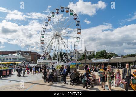 Pier Approach, Bournemouth, Großbritannien - 6. August 2023: Crowd od People around the Bournemouth Observation Wheel. Stockfoto