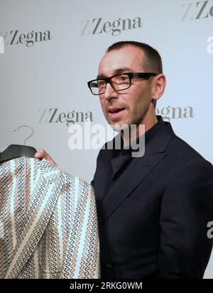 Bildnummer: 55526910  Datum: 20.06.2011  Copyright: imago/Xinhua (110621) -- MILAN, June 21, 2011 (Xinhua) -- Z Zegna designer Alessandro Sartori speaks to reporters during the Milan fashion week men s Spring/Summer 2012 collections show in Milan, northern Italy, June 20, 2011. (Xinhua/Yang Yihan) (lhh) ITALY-MILAN-FASHION-Z ZEGNA PUBLICATIONxNOTxINxCHN Kultur Entertainment Mailand Modewoche Modenschau x0x xkg 2011 hoch Aufmacher premiumd     Bildnummer 55526910 Date 20 06 2011 Copyright Imago XINHUA  Milan June 21 2011 XINHUA Z Zegna Designers Alessandro Sartori Speaks to Reporters during The Stock Photo