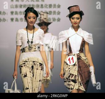 Bildnummer: 55526916 Datum: 20.06.2011 Copyright: imago/Xinhua (110621) -- QINGDAO, 21. Juni 2011 (Xinhua) -- Models zeigen Modekreationen während eines Strickbekleidungswettbewerbs in Qingdao, ostchinesische Provinz Shandong, 20. Juni 2011. Die Kreationen, die von Liu Huihui und Zhang Ying mitgestaltet wurden, gewannen den Wettbewerb. (Xinhua/Liang Xiaopeng)(mcg) #CHINA-QINGDAO-KNITWEAR SHOW (CN) PUBLICATIONxNOTxINxCHN Kultur Entertainment Modenschau x0x xkg 2011 Quadrat Bildnummer 55526916 Datum 20 06 2011 Copyright Imago XINHUA Qingdao 21. Juni 2011 XINHUA Models zeigen Fashion Creations während eines Designs Stockfoto