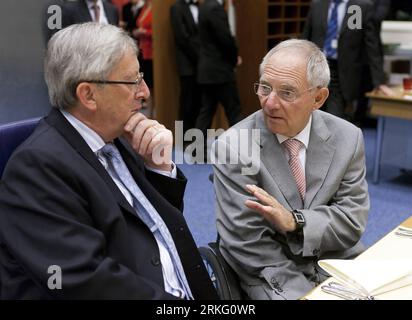 Bildnummer: 55526929  Datum: 20.06.2011  Copyright: imago/Xinhua (110620) -- Luxembourg, Jun 20, 2011 -- Luxembourg Prime Minister, President of the Eurogroup Jean-Claude Juncker (L) talks with the German Minister for finance Wolfgang Schäuble (R) prior the starts of an European Stability Mecanisme (ESM) European Ministers Council meeting in the EU Headquarter in Luxembourg on June 20; 2011. Thierry Monasse Contact: +32 495 226 025 LUXEMBOURG-EU-FINANCE MINISTERS MEETING PUBLICATIONxNOTxINxCHN People Politik x0x xkg 2011 quer     Bildnummer 55526929 Date 20 06 2011 Copyright Imago XINHUA  Luxe Stock Photo