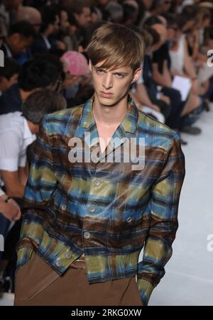 Bildnummer: 55526897  Datum: 20.06.2011  Copyright: imago/Xinhua (110621) -- MILAN, June 21, 2011 (Xinhua) -- A model presents a creation by Z Zegna during the Milan fashion week men s Spring/Summer 2012 collections show in Milan, northern Italy, June 20, 2011.(Xinhua/Wang Qingqin) (lhh) ITALY-MILAN-FASHION-Z ZEGNA PUBLICATIONxNOTxINxCHN Kultur Entertainment Mailand Modewoche Modenschau x0x xkg 2011 hoch     Bildnummer 55526897 Date 20 06 2011 Copyright Imago XINHUA  Milan June 21 2011 XINHUA a Model Presents a Creation by Z Zegna during The Milan Fashion Week Men S Spring Summer 2012 Collecti Stockfoto