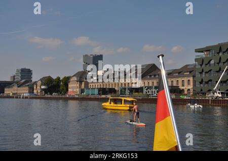 Berlin, Deutschland. August 2023. Ansicht eines elektrisch betriebenen Solarschiffs der Deutschen Post DHL auf der Spree, Berlin, 24. August 2023. Die Deutsche Post DHL Group wird den Pakettransport auf dem Wasserweg in Berlin weiter ausbauen. Kredit: Zapotocky Ales/CTK Photo/Alamy Live News Stockfoto