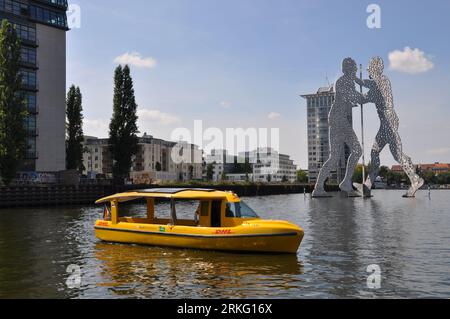 Berlin, Deutschland. August 2023. Ansicht eines elektrisch betriebenen Solarschiffs der Deutschen Post DHL auf der Spree, Berlin, 24. August 2023. Die Deutsche Post DHL Group wird den Pakettransport auf dem Wasserweg in Berlin weiter ausbauen. Kredit: Zapotocky Ales/CTK Photo/Alamy Live News Stockfoto