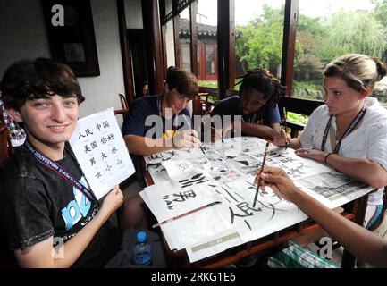 Bildnummer: 55530778  Datum: 21.06.2011  Copyright: imago/Xinhua (110621) -- SUZHOU, June 21, 2011 (Xinhua) -- American students learn Chinese calligraphy in Suzhou, east China s Jiangsu Province, June 21, 2011. Thirty American teachers and students came to a garden on Tuesday in Suzhou to learn traditional Chinese calligraphy and culture. (Xinhua/Hang Xingwei) (zhs) #CHINA-SUZHOU-AMERICAN-CALLIGRAPHY-STUDY (CN) PUBLICATIONxNOTxINxCHN Gesellschaft Schule Kalligraphie Studienreise USA Schüler x0x xsk 2011 quer     Bildnummer 55530778 Date 21 06 2011 Copyright Imago XINHUA  Suzhou June 21 2011 X Stock Photo