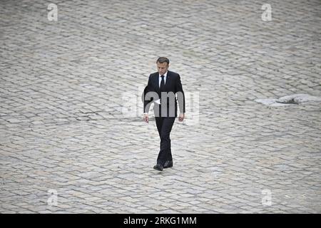 Paris, Frankreich. 25. August 2023. Der französische Präsident Emmanuel Macron während Jean-Louis Georgelins Nationalfeierlichkeiten im Hotel des Invalides in Paris, Frankreich, am 25. August 2023. Jean-Louis Georgelin, ehemaliger Stabschef der Armeen und CEO der öffentlichen Einrichtung, die für die Erhaltung und Restaurierung der Kathedrale Notre-Dame de Paris zuständig ist, ist am Freitag, den 18. August, um 74 Uhr tot. Foto: Eliot Blondet/ABACAPRESS.COM Abaca Press/Alamy Live News Stockfoto