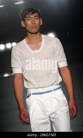 Bildnummer: 55532433  Datum: 22.06.2011  Copyright: imago/Xinhua (110621) -- MILAN, June 22, 2011 (Xinhua) -- A model presents a creation by Ports 1961 during the Milan Fashion Week Men s Spring/Summer 2012 in Milan, northern Italy, June 21, 2011. (Xinhua/Wang Qingqin) (zf) ITALY-MILAN-FASHION-PORTS 1961 PUBLICATIONxNOTxINxCHN Kultur Entertainment Mode Modewoche Modenschau Herrenmode Model x0x xsk 2011 hoch     Bildnummer 55532433 Date 22 06 2011 Copyright Imago XINHUA  Milan June 22 2011 XINHUA a Model Presents a Creation by Ports 1961 during The Milan Fashion Week Men S Spring Summer 2012 in Stockfoto