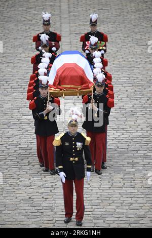 Paris, Frankreich. 25. August 2023. Der Sarg während Jean-Louis Georgelins Nationalfeiertag fand am 25. August 2023 im Hotel des Invalides in Paris, Frankreich, statt. Jean-Louis Georgelin, ehemaliger Stabschef der Armeen und CEO der öffentlichen Einrichtung, die für die Erhaltung und Restaurierung der Kathedrale Notre-Dame de Paris zuständig ist, ist am Freitag, den 18. August, um 74 Uhr tot. Foto: Eliot Blondet/ABACAPRESS.COM Abaca Press/Alamy Live News Stockfoto