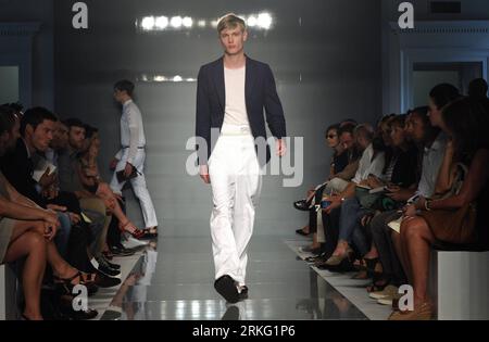 Bildnummer: 55532429  Datum: 22.06.2011  Copyright: imago/Xinhua (110621) -- MILAN, June 22, 2011 (Xinhua) -- A model presents a creation by Ports 1961 during the Milan Fashion Week Men s Spring/Summer 2012 in Milan, northern Italy, June 21, 2011. (Xinhua/Wang Qingqin) (zf) ITALY-MILAN-FASHION-PORTS 1961 PUBLICATIONxNOTxINxCHN Kultur Entertainment Mode Modewoche Modenschau Herrenmode Model x0x xsk 2011 quer     Bildnummer 55532429 Date 22 06 2011 Copyright Imago XINHUA  Milan June 22 2011 XINHUA a Model Presents a Creation by Ports 1961 during The Milan Fashion Week Men S Spring Summer 2012 in Stockfoto