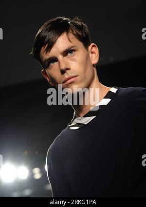 Bildnummer: 55532431 Datum: 22.06.2011 Copyright: imago/Xinhua (110621) -- MAILAND, 22. Juni 2011 (Xinhua) -- Ein Modell präsentiert eine Kreation von Ports 1961 während der Mailänder Fashion Week Männer Frühjahr/Sommer 2012 in Mailand, Norditalien, 21. Juni 2011. (Xinhua/Wang Qingqin) (zf) ITALIEN-MAILAND-FASHION-PORTS 1961 PUBLICATIONxNOTxINxCHN Kultur Entertainment Mode Modewoche Modenschau Herrenmode Modell x0x xsk 2011 hoch Bildnummer 55532431 Datum 22 06 2011 Copyright Imago XINHUA Mailand 22. Juni 2011 XINHUA A Model präsentiert eine Kreation von Ports 1961 während der Milan Fashion Week Männer S Frühjahr Sommer 2012 in Stockfoto