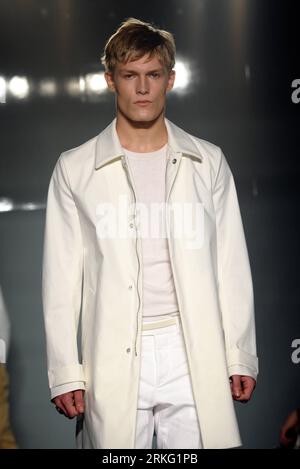 Bildnummer: 55532432 Datum: 22.06.2011 Copyright: imago/Xinhua (110621) -- MAILAND, 22. Juni 2011 (Xinhua) -- Ein Modell präsentiert eine Kreation von Ports 1961 während der Mailänder Fashion Week Männer Frühjahr/Sommer 2012 in Mailand, Norditalien, 21. Juni 2011. (Xinhua/Wang Qingqin) (zf) ITALIEN-MAILAND-FASHION-PORTS 1961 PUBLICATIONxNOTxINxCHN Kultur Entertainment Mode Modewoche Modenschau Herrenmode Modell x0x xsk 2011 hoch Bildnummer 55532432 Datum 22 06 2011 Copyright Imago XINHUA Mailand 22. Juni 2011 XINHUA A Model präsentiert eine Kreation von Ports 1961 während der Milan Fashion Week Männer S Frühjahr Sommer 2012 in Stockfoto