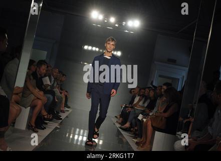 Bildnummer: 55532430  Datum: 22.06.2011  Copyright: imago/Xinhua (110621) -- MILAN, June 22, 2011 (Xinhua) -- A model presents a creation by Ports 1961 during the Milan Fashion Week Men s Spring/Summer 2012 in Milan, northern Italy, June 21, 2011. (Xinhua/Wang Qingqin) (zf) ITALY-MILAN-FASHION-PORTS 1961 PUBLICATIONxNOTxINxCHN Kultur Entertainment Mode Modewoche Modenschau Herrenmode Model x0x xsk 2011 quer     Bildnummer 55532430 Date 22 06 2011 Copyright Imago XINHUA  Milan June 22 2011 XINHUA a Model Presents a Creation by Ports 1961 during The Milan Fashion Week Men S Spring Summer 2012 in Stockfoto
