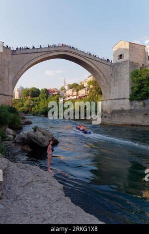 Schnellboote auf dem Fluss Neretva mit Touristen auf Stari Most (Alte Brücke) in Mostar, Bosnien und Herzegowina, 20. August 2023. Stockfoto