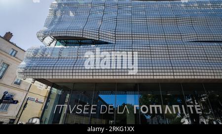 Nîmes, Gard, Frankreich - 08 17 2023 : Blick auf die Fassade des archäologischen Museums Musée de la Romanité von der Architektin Elizabeth de Portzamparc Stockfoto