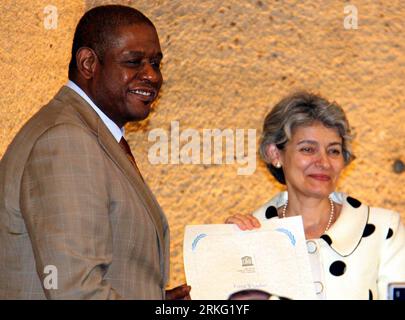 Bildnummer: 55533171  Datum: 22.06.2011  Copyright: imago/Xinhua (110622) -- PARIS, June 22, 2011 (Xinhua) -- US actor Forest Whitaker (L) and UNESCO Director-General Irina Bokova present the document officializing Whitaker s nomination as goodwill ambassador of UNESCO for peace and reconciliation, in Paris, on June 21, 2011. (Xinhua/Shushi) (lhh) FRANCE-PARIS-UNESCO-WHITAKER-GOODWILL AMBASSADOR PUBLICATIONxNOTxINxCHN People Politik x0x xkg 2011 quer     Bildnummer 55533171 Date 22 06 2011 Copyright Imago XINHUA  Paris June 22 2011 XINHUA U.S. Actor Forest Whitaker l and Unesco Director Genera Stock Photo