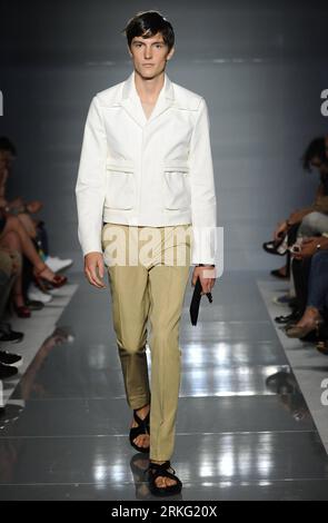 Bildnummer: 55534296  Datum: 22.06.2011  Copyright: imago/Xinhua (110622) -- MILAN, June 22, 2011 (Xinhua) -- A model presents a creation by Ports 1961 during the Milan Fashion Week Men s Spring/Summer 2012 in Milan, Italy, June 21, 2011. (Xinhua/Wei Peng)(jl) ITALY-MILAN-FASHION SHOW-PORTS 1961 PUBLICATIONxNOTxINxCHN Kultur Entertainment Modewoche Mode Modenschau Herrenmode xdf x0x 2011 hoch premiumd     Bildnummer 55534296 Date 22 06 2011 Copyright Imago XINHUA  Milan June 22 2011 XINHUA a Model Presents a Creation by Ports 1961 during The Milan Fashion Week Men S Spring Summer 2012 in Milan Stockfoto