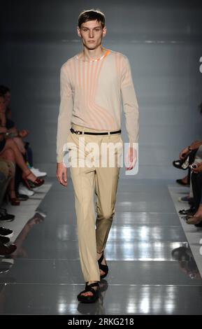 Bildnummer: 55534291  Datum: 22.06.2011  Copyright: imago/Xinhua (110622) -- MILAN, June 22, 2011 (Xinhua) -- A model presents a creation by Ports 1961 during the Milan Fashion Week Men s Spring/Summer 2012 in Milan, Italy, June 21, 2011. (Xinhua/Wei Peng)(axy) ITALY-MILAN-FASHION SHOW-PORTS 1961 PUBLICATIONxNOTxINxCHN Kultur Entertainment Modewoche Mode Modenschau Herrenmode xdf x0x 2011 hoch premiumd     Bildnummer 55534291 Date 22 06 2011 Copyright Imago XINHUA  Milan June 22 2011 XINHUA a Model Presents a Creation by Ports 1961 during The Milan Fashion Week Men S Spring Summer 2012 in Mila Stockfoto