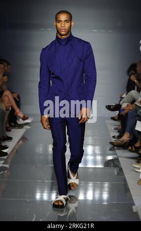 Bildnummer: 55534298  Datum: 22.06.2011  Copyright: imago/Xinhua (110622) -- MILAN, June 22, 2011 (Xinhua) -- A model presents a creation by Ports 1961 during the Milan Fashion Week Men s Spring/Summer 2012 in Milan, Italy, June 21, 2011. (Xinhua/Wei Peng)(jl) ITALY-MILAN-FASHION SHOW-PORTS 1961 PUBLICATIONxNOTxINxCHN Kultur Entertainment Modewoche Mode Modenschau Herrenmode xdf x0x 2011 hoch premiumd     Bildnummer 55534298 Date 22 06 2011 Copyright Imago XINHUA  Milan June 22 2011 XINHUA a Model Presents a Creation by Ports 1961 during The Milan Fashion Week Men S Spring Summer 2012 in Milan Stockfoto