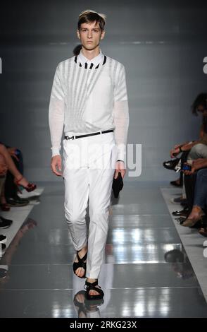 Bildnummer: 55534295  Datum: 22.06.2011  Copyright: imago/Xinhua (110622) -- MILAN, June 22, 2011 (Xinhua) -- A model presents a creation by Ports 1961 during the Milan Fashion Week Men s Spring/Summer 2012 in Milan, Italy, June 21, 2011. (Xinhua/Wei Peng)(jl) ITALY-MILAN-FASHION SHOW-PORTS 1961 PUBLICATIONxNOTxINxCHN Kultur Entertainment Modewoche Mode Modenschau Herrenmode xdf x0x 2011 hoch premiumd     Bildnummer 55534295 Date 22 06 2011 Copyright Imago XINHUA  Milan June 22 2011 XINHUA a Model Presents a Creation by Ports 1961 during The Milan Fashion Week Men S Spring Summer 2012 in Milan Stockfoto