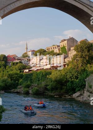 Fluss Neretva und Stari Most (Alte Brücke) in der Stadt Mostar, Bosnien und Herzegowina, 20. August 2023. Stockfoto