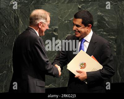 Bildnummer: 55535803  Datum: 22.06.2011  Copyright: imago/Xinhua (110622) -- NEW YORK, June 22, 2011 (Xinhua) -- Joseph Deiss (L), president of the 65th Session of the UN General Assembly, shakes hands with Nassir Abdulaziz Al-Nasser, permanent representative of the state of Qatar, who is elected to succeed Deiss, at the UN headquarters in New York, June 22, 2011. The UN General Assembly on Wednesday elected Nassir Abdulaziz Al-Nasser as the president of its 66th Session, which is due to open this September. (Xinhua/Shen Hong) (zw) UN-GENERAL ASSEMBLY-PRESIDENT-ELECTION PUBLICATIONxNOTxINxCHN Stockfoto