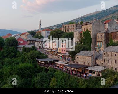 Historische Altstadt am Hügel in der Stadt Mostar an einem Sommerabend, Bosnien und Herzegowina, 20. August 2023. Stockfoto