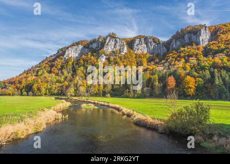 Blick über die Donau zu den Hausener Zinnen im herbstlichen Donautal, Hausen im Tal, Oberes Donautal, Schwäbische Alb, Deutschland Stockfoto