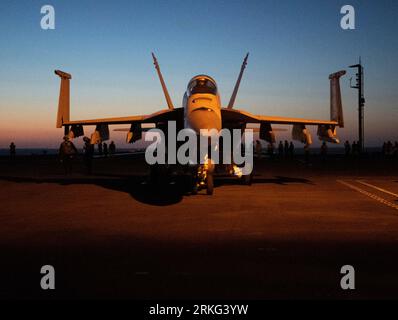 Ein F/A-18E Super Hornet Taxis auf dem Flugdeck des Flugzeugträgers USS Nimitz, 22. August 2023. Foto von Brittney Camacho-Pietri Stockfoto