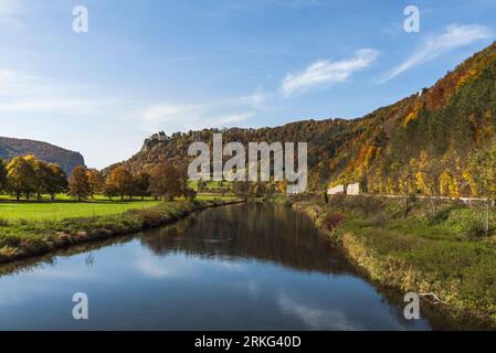 Blick über die Donau zum Schloss Werenwag im herbstlichen Oberen Donautal, Naturpark obere Donau, Schwäbische Alb, Baden-Württemberg, Deutschland Stockfoto