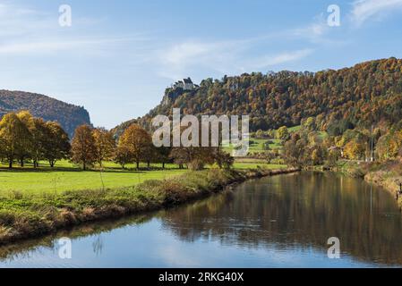 Blick über die Donau zum Schloss Werenwag im herbstlichen Oberen Donautal, Naturpark obere Donau, Schwäbische Alb, Baden-Württemberg, Deutschland Stockfoto