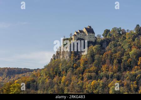 Schloss Werenwag im herbstlichen Oberen Donautal, Beuron, Naturpark obere Donau, Bezirk Sigmaringen, Schwäbische Alb, Baden-Württemberg, Deutschland Stockfoto