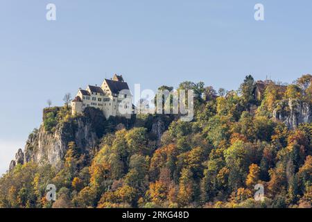 Schloss Werenwag im herbstlichen Oberen Donautal, Beuron, Naturpark obere Donau, Bezirk Sigmaringen, Schwäbische Alb, Baden-Württemberg, Deutschland Stockfoto