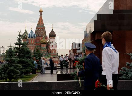 Bildnummer: 55543714  Datum: 24.06.2011  Copyright: imago/Xinhua (110624) -- MOSCOW, June 24, 2011 (Xinhua) -- lay flowers at the tomb of Vladimir Lenin on Red Square in Moscow, Russia, June 24, 2011. Veterans, students and residents laid flowers at the Tomb of the Unknown Soldier, the statue of Marshal Georgy Zhukov and the tomb of Vladimir Lenin here on Friday, marking the 66th anniversary of the Victory Parade on Red Square on June 24, 1945. The Moscow Victory Parade of 1945 was a victory parade held by the Soviet army after the defeat of Nazi Germany in the Great Patriotic War. (Xinhua/Jia Stock Photo