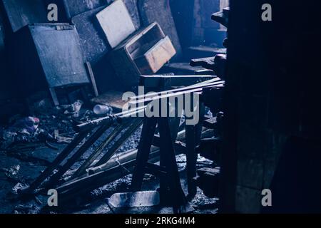 Ein Markt, der bereits mit Holzschutt verbrannt ist. Dunkel und viel Schatten. Stockfoto