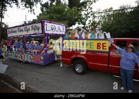 Bildnummer: 55546132 Datum: 25.06.2011 Copyright: imago/Xinhua (110626) -- HOUSTON, 26. Juni 2011 (Xinhua) -- Feiernde nehmen an einer Gay Pride Parade in Houston Teil, 25. Juni 2011. Mehr als 1,5 Millionen nahmen an der jährlichen Parade Teil. (Xinhua/Song Qiong) (zyw) US-HOUSTON-GAY-PARADE PUBLICATIONxNOTxINxCHN Gesellschaft Kultur USA Homosexualität Homosexuelle x0x xsk 2011 quer Bildnummer 55546132 Datum 25 06 2011 Copyright Imago XINHUA Houston Juni 26 2011 XINHUA Revelle an einer Gay Pride Parade in Houston teilnehmen Juni 25 2011 mehr als 1 5 Millionen nahmen an der jährlichen Parade XINHUA so Teil Stockfoto
