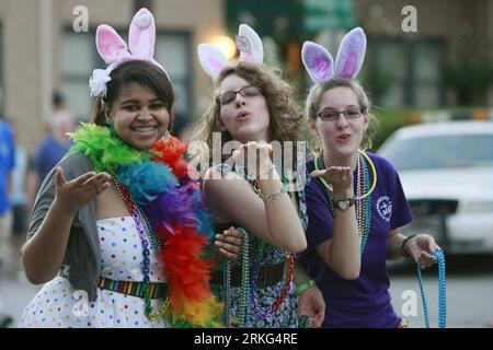 Bildnummer: 55546131 Datum: 25.06.2011 Copyright: imago/Xinhua (110626) -- HOUSTON, 26. Juni 2011 (Xinhua) -- Feiernde nehmen an einer Gay Pride Parade in Houston Teil, 25. Juni 2011. Mehr als 1,5 Millionen nahmen an der jährlichen Parade Teil. (Xinhua/Song Qiong) (zyw) US-HOUSTON-GAY-PARADE PUBLICATIONxNOTxINxCHN Gesellschaft Kultur USA Homosexualität Homosexuelle x0x xsk 2011 quer Bildnummer 55546131 Datum 25 06 2011 Copyright Imago XINHUA Houston Juni 26 2011 XINHUA Revelle an einer Gay Pride Parade in Houston teilnehmen Juni 25 2011 mehr als 1 5 Millionen nahmen an der jährlichen Parade XINHUA so Teil Stockfoto