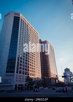 A vertical shot of a busy metropolitan area with two tall buildings in Beijing Financial Street Stockfoto