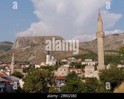 Altstadt der Stadt Mostar umgeben von Bergen, Bosnien und Herzegowina, 21. August 2023. Stockfoto