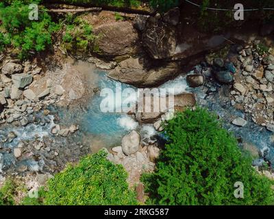 Bergfluss mit kristallklarem Wasser im Norden Balis. Luftaufnahme Stockfoto